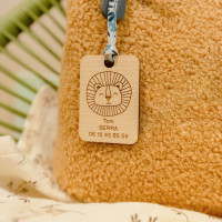 Etiqueta para mochila de madera con nombre grabado